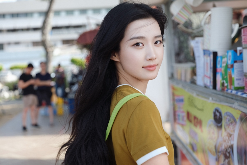 长发侧脸美女卢昱晓 4K壁纸 3840x2560 美女壁纸 电脑壁纸