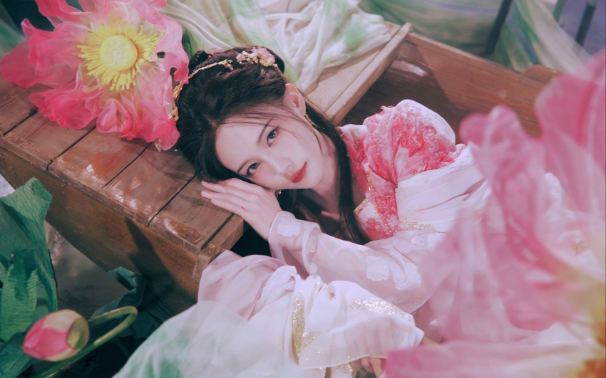唯美 荷花 古风美女李一桐 4K高清壁纸 3840x2400 电脑壁纸 美女壁纸